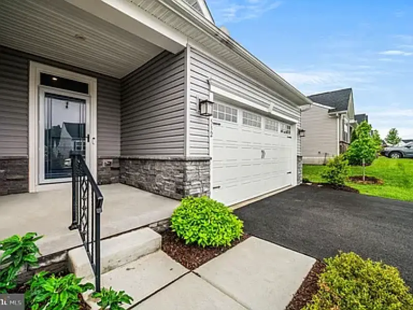 532 Christiana Manor Dr, West Grove, PA 19390-3