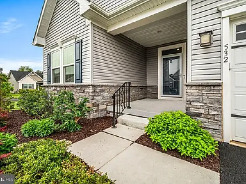 532 Christiana Manor Dr, West Grove, PA 19390-4