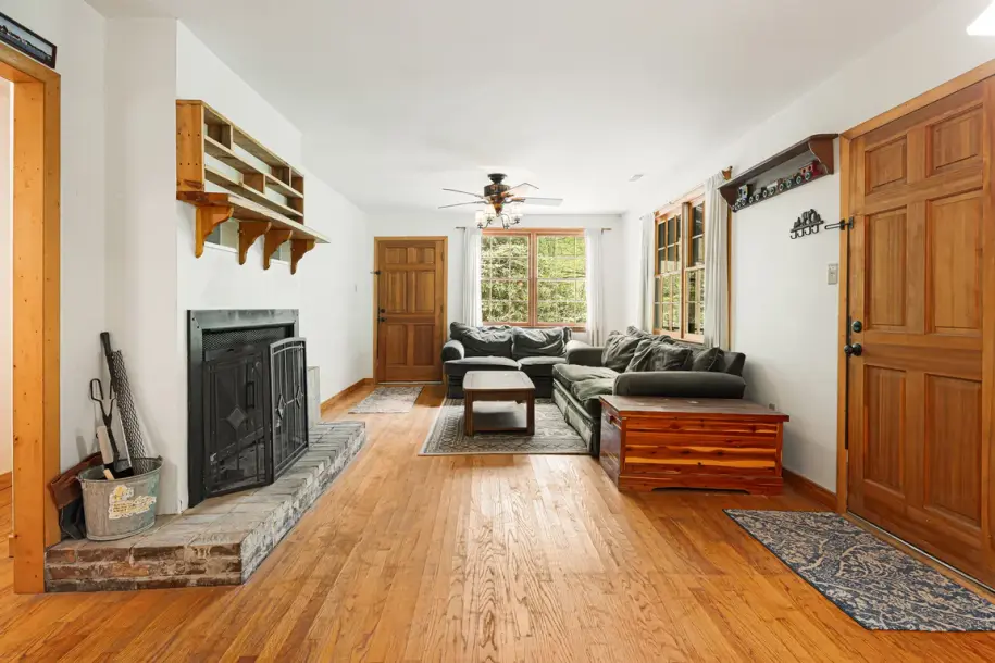 83 Snowy Cove Ln, Black Mountain, NC 28711-3